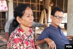 Mey Dara and his wife, Chab Torn, sit together at their house in Chantrey commune while speaking with VOA. She says she is concerned that local authorities will find out about the interview or send someone to watch the house. Feb. 14, 2018 (Sun Narin/VOA Khmer)