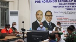 Kepala BNPB Letnan Jendral TNI Dr. (H.C.) Doni Monardo (baju putih rompi cokelat) didampingi Gubernur Nusa Tenggara Timur (NTT) Viktor Bungtilu Laiskodat (baju biru) dalam rapat koordinasi terkait penanganan bencana alam di NTT-NTB, di Posko Kantor Gubern