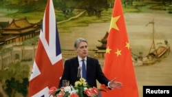 Menteri Luar Negeri Inggris Philip Hammond berbicara dalam konferensi pers gabungan dengan Menteri Luar Negeri China Wang Yi (tidak terlihat di foto) setelah bertemu di Kementerian Luar Negeri, di Beijing, China, 5 Januari 2016.