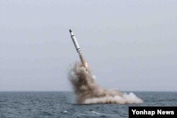 북한은 지난 5월 전략잠수함에서 탄도탄수중시험발사에 성공했다고 발표했다. 북한 로동신문에 실린 사진. (자료사진)