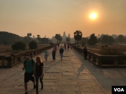 រូបភាព​ព្រះអាទិត្យ​រះ នៅ​លើ​កំពូល​ប្រាសាទ​អង្គរវត្ត កាល​ពី​ព្រឹក​ថ្ងៃទី​១៧ កុម្ភៈ ២០១៧ នៅ​ក្នុង​ខេត្ត​សៀមរាម​ ប្រទេស​កម្ពុជា។ (នៅ វណ្ណារិន/VOA​ Khmer)