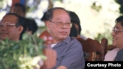 Ieng Sary and his wife in November 1996 during the defection ceremony of Ieng Sary in Pailin. (Youk Chhang/Documentation Center of Cambodia Archives)