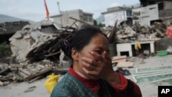 Une villageoise en larmes après que sa maison a été détruite par le séisme qui a frappé la province du Sichuan, en Chine - 20 avril 2013