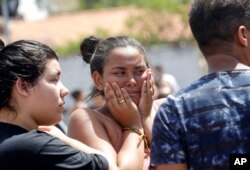 Seorang siswi menangis di luar Sekolah Negeri Raul Brasil di Suzano, kawasan Sau Paulo raya, Brazil, Rabu, 13 Maret 2019
