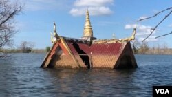 ដំបូល​វត្តអារាម ដែល​ត្រូវបាន​លិចលង់ ដោយសារ​ទឹកទំនប់​វារីអគ្គិសនី​សេសានក្រោម២ ក្នុងខេត្តស្ទឹងត្រែង ថ្ងៃទី២៨ ខែវិច្ឆិកា ឆ្នាំ២០១៨។ (ស៊ុន ណារិន/VOA)