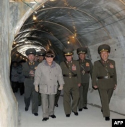 Shimoliy Koreya rahbari Kim Chen Ir strategik inshootlarni ko'zdan kechirmoqda
