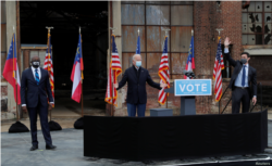 រូបឯកសារ៖ លោក Joe Biden ប្រធានាធិបតីជាប់ឆ្នោត ចូលរួមយុទ្ធនាការរកសំឡេងឆ្នោតរបស់បេក្ខជនសមាជិកព្រឹទ្ធសភាលោក Raphael Warnock និងលោក Jon Ossoff នៅទីក្រុង Atlanta រដ្ឋ Georgia កាលពីថ្ងៃទី១៥ ខែធ្នូ ឆ្នាំ២០២០។