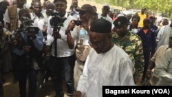 Le candidat Saleh Kebzabo, vote dans un bureau de vote devant son domicile dans le 6 émue arrondissement, à N'Djamena, Tchad, 10 avril 2016. VOA Afrique/Bagassi Koura