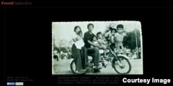 រូបថត​គ្រួសារ​មួយ​នៅ​ខាងមុខ​វិមាន​ឯករាជ្យ​ក្នុង​ទីក្រុង​ភ្នំពេញ​ នៅ​ឆ្នាំ១៩៨៣ ថត​ពី​គេហទំព័រ។