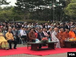 មន្រ្តី​កម្ពុជា និង​កូរ៉េខាងត្បូង​បង្ហាញ​វត្តមាន​នៅ​អំឡុងពេលអបអរសាទរ​ថ្ងៃបុណ្យចូលឆ្នាំ​ខ្មែរនៅ​សួន Manseok Park ក្រុង Suwon ប្រទេស​កូរ៉េខាងត្បូង។ (សុខ ខេមរា/VOA)