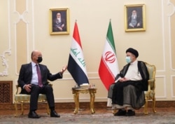 Presiden Irak Barham Salih bertemu dengan Presiden baru Iran Ebrahim Raisi di Teheran, Iran 5 Agustus 2021. (Handout/Kantor Kepresidenan Republik Irak via REUTERS)