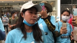 រូប​ឯកសារ៖ កញ្ញា ឈឿន​ ដារ៉ាវី​ សមាជិក​យុវជន​ខ្មែរថាវរៈ​ ដែល​ត្រូវបាន​ឃាត់​ខ្លួន​ នៅមុខ​សាលាដំបូង​រាជធានី​ភ្នំពេញ នៅ​ថ្ងៃទី​១៣ ខែសីហា ឆ្នាំ២០២០។ (ហ៊ុល រស្មី/វីអូអេ)