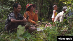 រូបភាពដកស្រង់ចេញពីវីដេអូឯកសាររបស់អង្គកាសង្រ្គោះសត្វព្រៃ «កុលសម័្ពន្ធយើង បេតិភ័ណ្ឌយើង» បង្ហាញពីជនជាតិព្រៅកំពុងធ្វើពិធីសែនព្រែនដល់អារុក្សអារក្សអ្នកតា។