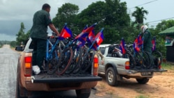 មន្ត្រីប៉ូលិសកំពុងចាប់យកកង់របស់យុវជនមាតាធម្មជាតិ ដែលមានគម្រោងជិះកង់ពីកោះកុង ទៅកាន់ទីក្រុងភ្នំពេញ ដើម្បីដាក់ញត្តិស្នើសុំឲ្យរដ្ឋាភិបាលដាក់ «កោះកុងក្រៅ» ជាតំបន់ការពារ នៅខេត្តកោះកុង ថ្ងៃទី៣ ខែមិថុនា ឆ្នាំ២០២០។ (រូបថតដកស្រង់ពីហ្វេសប៊ុកអាឡិច ហ្គន់សាឡេស ដេវិតសុន)