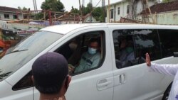 Abu Bakar Baasyir berada di dalam mobil ( tengah), didampingi anaknya, Abdulrohim (depan- baju biru) saat tiba di Ponpes Ngruki Sukoharjo, Jumat (8/1). (Foto: VOA/Yudha Satriawan)