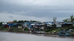 រូបឯកសារ៖ ផ្ទះ​ប្រជាពលរដ្ឋ​តាម​ដងទន្លេ​មេគង្គ​ត្រើយ​ខាង​កើត​ត្រូវ​បាន​ថត​ក្នុង​រាជធានីភ្នំពេញ​កាលពី​ថ្ងៃទី​១៤ ខែកក្កដា ឆ្នាំ២០១៩។ (ទុំ ម្លិះ/វីអូអេ)
