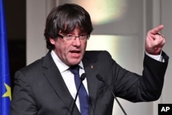 Ousted Catalan leader Carles Puigdemont addresses Catalan mayors who traveled to Brussels in support of the ousted Catalan government in Brussels, Belgium, Nov. 7, 2017.