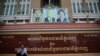 រូបឯកសារ៖ ស្រ្តី​ម្នាក់​អង្គុយ​និយាយ​ទូរស័ព្ទ​នៅ​មុខ​សាលា​ដំបូង​រាជធានី​ភ្នំពេញ កាល​ពី​ល្ងាច​ថ្ងៃសៅរ៍ ទី៣០ ខែមេសា ឆ្នាំ​​២០១៦។