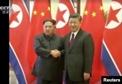 중국을 방문한 김정은 북한 국무위원장과 시진핑 중국 국가주석이 악수하는 모습을 28일 중국 관영 CCTV가 보도했다.