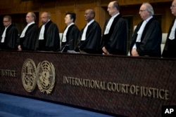 Hakim memasuki Pengadilan Internasional (World Court) di Den Haag, Belanda, Rabu, 3 Oktober 2018. (Foto AP / Peter Dejong)