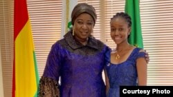 Dr. Diene Keita (G) et une jeune femme de son cabinet avant une session parlementaire à Conakry le 4 juillet 2019.
