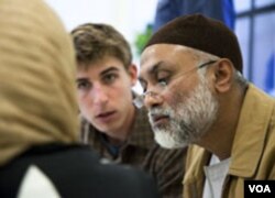Zaytuna College menawarkan program intensif Bahasa Arab sebagai persiapan menyambut semester pertama musim gugur ini. (Kiri ke kanan) David Burkhart dan Shahid Bhuihan.