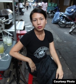 អ្នកស្រី Anida Yoeu Ali ជា​សិល្បៈករ​ខ្មែរ​អាមេរិកាំង ដែល​បាន​ឈ្នះ​ពាន​រង្វាន់​ដ៏​ល្បីល្បាញ​នៅ​តំបន់​អាស៊ី​ឈ្មោះ Sovereign Asian Art Prize លើក​ទី១១។ (រូបថត​ដោយ៖ Studio Revolt)