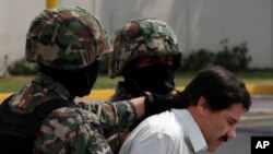 Gembong Narkoba Meksiko Joaquin Guzman (berbaju putih) dikawal tentara saat ditangkap di Mexico City, 22 Februari 2014. (Foto: dok).
