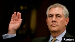Rex Tillerson akikula kiuapu kabla ya kutoa ushahidi bungeni.