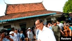 លោក សម រង្ស៊ី ប្រធាន​គណបក្ស​សង្គ្រោះ​ជាតិ មិន​អាច​បោះឆ្នោត​ទេ​ ប៉ុន្តែ​លោក​បាន​ទៅ​ទស្សនា​ការិយាល័យ​បោះឆ្នោត​ឯ​វត្ត​មួយ​ក្នុង​រាជធានី​ភ្នំពេញ​ កាល​ពី​ព្រឹក​ថ្ងៃ​អាទិត្យ​ទី២៨ ខែ​កក្កដា ឆ្នាំ​២០១៣។