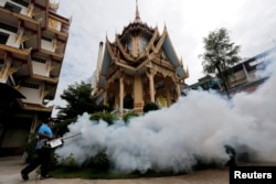 រូបឯកសារ៖ បុរសម្នាក់​កំពុង​បាញ់​ថ្នាំ​សម្លាប់​មូស​នៅ​វត្ត​មួយ នៅ​ទីក្រុង​បាំងកក ប្រទេសថៃ កាលពី​ថ្ងៃទី១៤ ខែកញ្ញា ឆ្នាំ​២០១៦។
