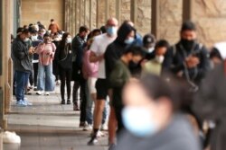 Warga mengantre untuk pemeriksaan COVID-19 di Sydney, Selasa, 28 Desember 2021. (Foto: AP)