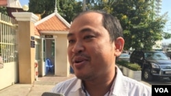 Political analyst Kim Sok told reporters that he's unable to pay the compensation demanded by Prime Minister Hun Sen, Phnom Penh, Cambodia. (Hul Reaksmey/VOA Khmer)
