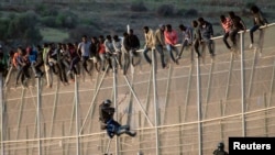 Un membre de la Garde civile espagnole attrape un migrant tentant de traverser la frontière marocaine (archives 2014).