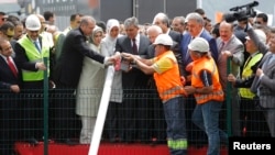 PM Erdogan (ketiga dari kiri), istrinya Emine (keempat dari kiri), Presiden Abdullah Gul (keenam dari kiri) dan istrinya (kelima dari kiri) dalam upacara peletakan fondasi jembatan Bosforus ketiga (20/5).