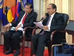 អ្នកនាំពាក្យ​រដ្ឋាភិបាល​លោក​ផៃ ស៊ីផាន​ អង្គុយ​នៅខាង​ស្តាំ​ដៃ​ក្នុង​សន្និសីទ​ព័ត៌មាន​ស្តីពី​មីក្រូ​ហិរញ្ញវត្ថុ​ និង​ផល​ប៉ះពាល់រៀប​ចំ​ដោយ​អង្គភាព​អ្នកនាំ​ពាក្យ​រាជរដ្ឋាភិបាល​នៅ​ទីក្រុង​ភ្នំពេញ​ថ្ងៃទី​២៩​ ខែ​សីហា​ ឆ្នាំ​២០១៩។ (ហ៊ុល រស្មី/VOA)​