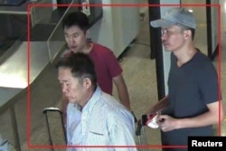 리재남(앞)과 홍송학(뒤), 리지현(오른쪽) 등 김정남 피살 사건 용의자 3명의 모습. 말레이시아 경찰이 19일 공개한 사진이다.