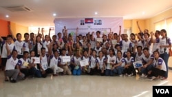 ​បណ្តាញ​យុវជន​សហគមន៍​ថត​រូប​ក្រុម​នៅ​ក្នុងពិធីបិទសិក្ខាសាលាឆ្លុះបញ្ចាំងប្រចាំឆ្នាំរបស់បណ្ដាញយុវជនកម្ពុជាទៅលើលទ្ធផល​និងតួនាទីរបស់ពួកគេក្នុងការលើកកម្ពស់ចំណេះដឹងលើ បញ្ហាការចំណាកស្រុកដោយសុវត្ថិភាព និងការការពារពីអំពើជួញដូរមនុស្សក្នុងប្រទេសកម្ពុជា នៅ​ថ្ងៃ​ទី​១១​ ខែ​មិថុនា ឆ្នាំ​២០១៥។ (នូវ​ ពៅលក្ខិណា/VOA)