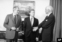 FILE - U.S. Ambassador to the USSR, Thomas Watson (R), who was recalled consultation after the Soviet military intervention in Afghanistan, talks with President Jimmy Carter and Secretary of State Cyrus Vance (L) at the White House in Washington, Jan. 5, 1980.