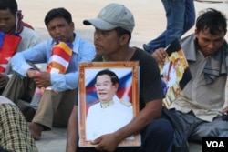 រូបឯកសារ៖ ប្រជា​ពលរដ្ឋ​មាន​ជម្លោះ​ដីធ្លី​នៅ​ខេត្ត​ក្រចេះ តវ៉ា​នៅ​រាជធានី​ភ្នំពេញ កាល​ពី​ខែមេសា ដោយ​ស្នើ​សុំ​ការអន្តរាគមន៍​ពី​លោក​នាយក​រដ្ឋមន្រ្តី ហ៊ុន សែន។ (ស៊ុន ណារិន/VOA)
