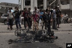 Warga sipil berkumpul di lokasi serangan mematikan di Aden, Yaman, Kamis, 1 Agustus 2019.