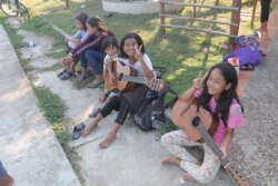 កុមារីតូចៗលេងឧបករណ៍តន្ត្រីហ្គីតាយ៉ាងស្ទាត់ជំនាញ និងច្រៀងតាមបទល្បីៗ នៅសាលា​សេអាមេត្រី នៅ​ខេត្ត​កណ្តាល កាលពី​ថ្ងៃទី២៤ ខែ​កញ្ញា ឆ្នាំ​២០១៩។ (រិទ្ធី ឧត្តម/VOA)