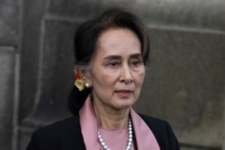 រូបឯកសារ៖ លោកស្រី Aung San Suu Kyi ចាកចេញ​ពី​តុលាការ​យុត្តិធម៌​អន្តរជាតិ បន្ទាប់ពី​ថ្ងៃដំបូង​នៃ​ការបើក​សវនាការ រយៈពេល​បីថ្ងៃ​នៅ​ទីក្រុងឡាអេ ប្រទេស​ហូឡង់ កាលពី​ថ្ងៃទី១០ ខែធ្នូ ឆ្នាំ២០១៩។