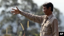 លោក​ឈុត វុទ្ធី​