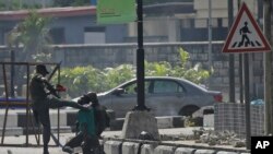 Des policiers arrêtent un manifestant au péage de Lekki à Lagos, au Nigeria, mercredi 21 octobre 2020.