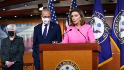 Ketua Kongres AS Nancy Pelosi (kanan) didampingi oleh Menteri Keuangan Janet Yellen (kiri) dan Ketua Senat Chuck Schumer berbicara kepada awak media pada 23 September 2021 mengenai upaya yang tengah dilakukan Partai Demokrat di kongres. (Foto: AP)