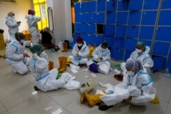 Para petugas kesehatan mengenakan alat pelindung diri untuk bersiap merawat pasien COVID-19 di unit gawat darurat di sebuah rumah sakit di Jakarta, 17 Juni 2021. (Foto: Ajeng Dinar Ulfiana/Reuters)