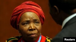 Nkosazana Clarice Dlamini-Zuma, alors présidente de la Commission de l'Union africaine et ancienne ministre sud-africaine de la Santé, ministre des Affaires étrangères et ministre de l'Intérieur assiste à une conférence de presse au siège européen des Nations Unies à Genève, Suisse, le 24 mai 2016