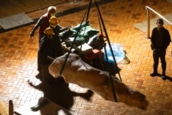 Patung "Pilar of Shames", peringatan bagi mereka yang tewas dalam penumpasan Tiananmen 1989, dipindahkan dari Universitas Hong Kong, Kamis, 23 Desember 2021 (Foto: AP)