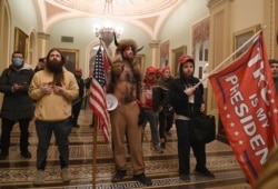 Massa pendukung Trump menyerbu dan merusak Gedung Kongres AS, 6 Januari 2021 (foto: dok).
